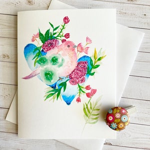 Carte de voeux d'illustration à l'aquarelle d'un mignon oiseau rêveur entouré de coeurs et de fleurs image 1