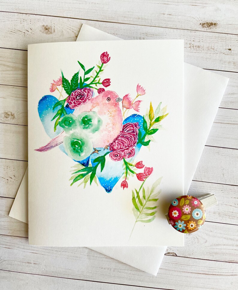 Carte de voeux d'illustration à l'aquarelle d'un mignon oiseau rêveur entouré de coeurs et de fleurs image 1