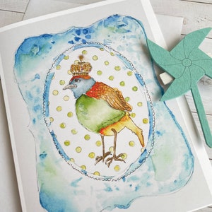 Carte de voeux imprimée d'un oiseau royal mignon portant une couronne image 2