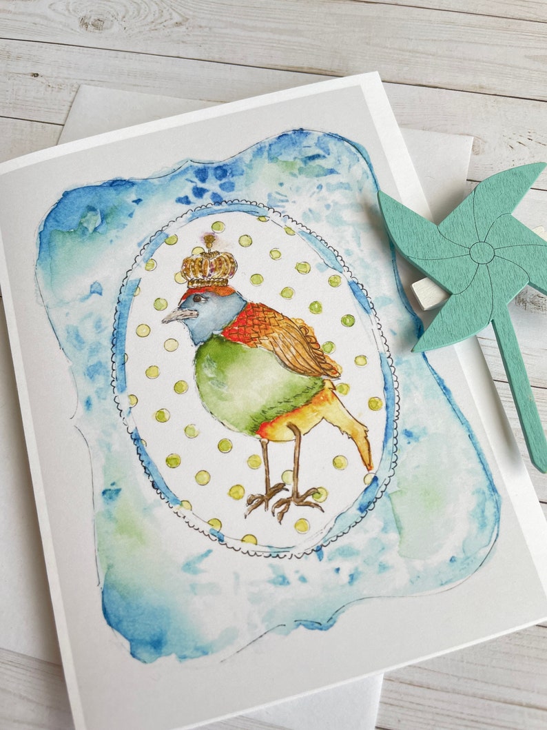 Carte de voeux imprimée d'un oiseau royal mignon portant une couronne image 2