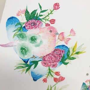 Carte de voeux d'illustration à l'aquarelle d'un mignon oiseau rêveur entouré de coeurs et de fleurs image 2