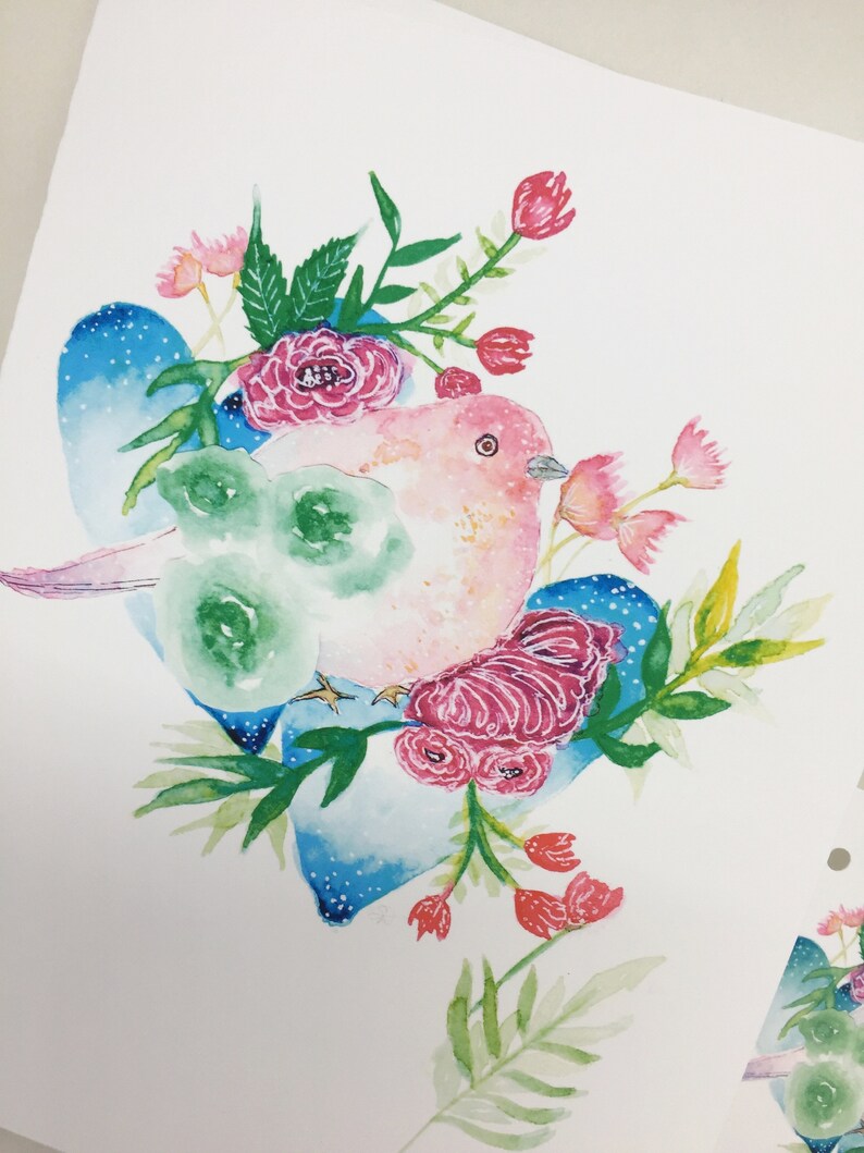 Carte de voeux d'illustration à l'aquarelle d'un mignon oiseau rêveur entouré de coeurs et de fleurs image 2