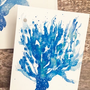 Carte de vœux d’illustration à l’aquarelle et étiquette cadeau assortie. Corail bleu fantaisiste. image 3