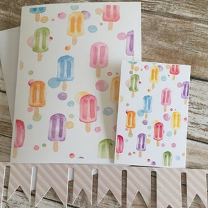 Carte de voeux à l'aquarelle et étiquette-cadeau assortie. Arc-en-ciel de sucettes glacées image 2