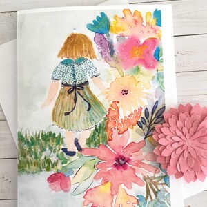 Tarjeta de nota con estampado de acuarela Niña caminando por el bosque de ensueño
