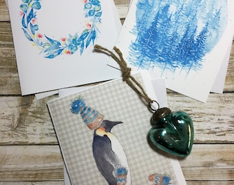 Ensemble de 3 cartes de vœux d’illustration d’aquarelle Forêt bleue / pingouin mignon / couronne fleurie