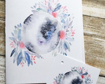 Carte de voeux à l'aquarelle et étiquette-cadeau assortie. Lune et fleurs vives