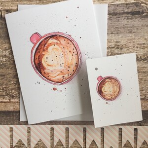 Carte de voeux à l'aquarelle et étiquette-cadeau assortie. Délicieuse tasse à café cappuccino en forme de coeur en mousse de lait image 1