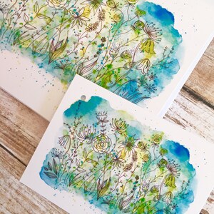 Carte de note d’illustration à l’aquarelle avec étiquette cadeau assortie. Nuances délicates de forêt verte image 3