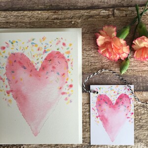 Carte de note aquarelle + étiquette cadeau assortie d'un joli cœur rose et de confettis. image 1
