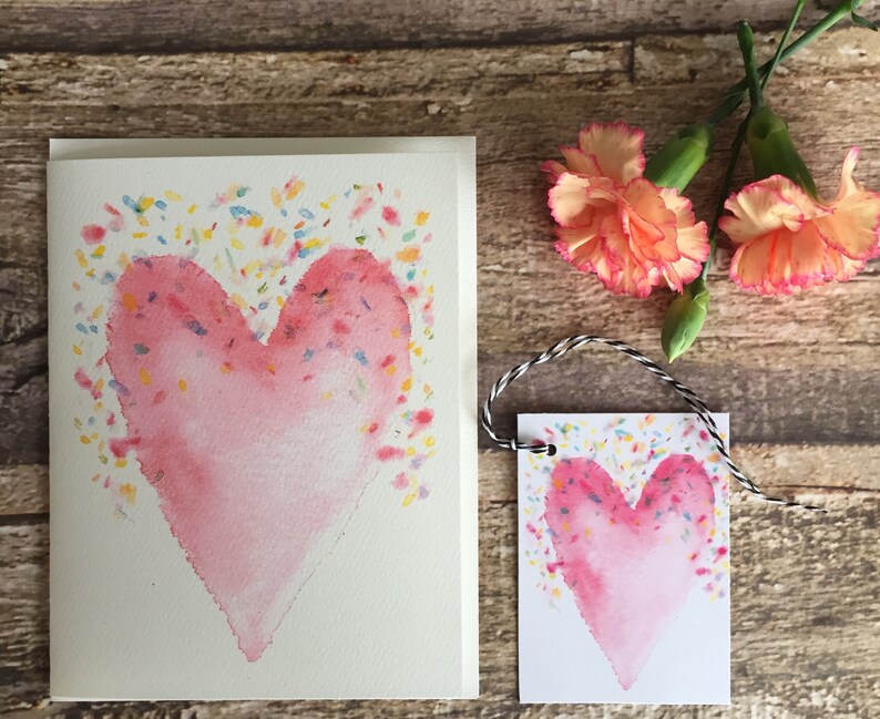 Carte de note aquarelle + étiquette cadeau assortie d'un joli cœur rose et de confettis. image 1