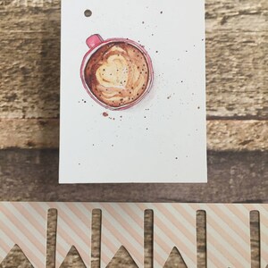 Carte de voeux à l'aquarelle et étiquette-cadeau assortie. Délicieuse tasse à café cappuccino en forme de coeur en mousse de lait image 3