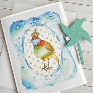 Carte de voeux imprimée d'un oiseau royal mignon portant une couronne image 1