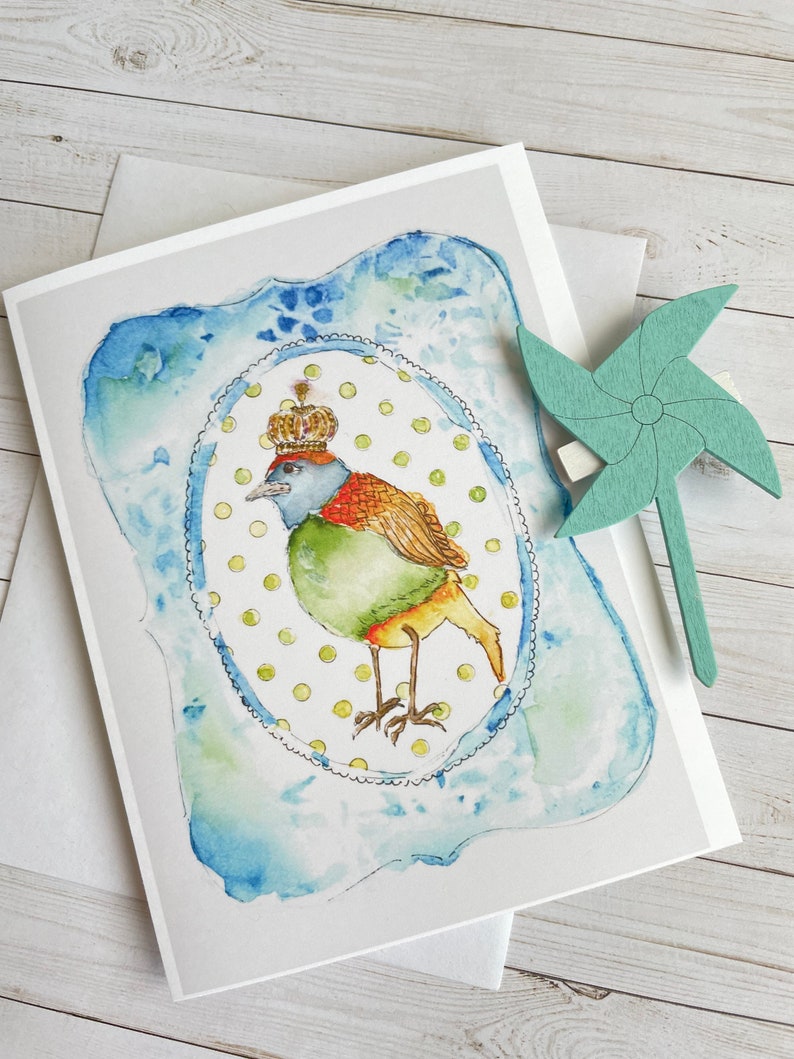 Carte de voeux imprimée d'un oiseau royal mignon portant une couronne image 1