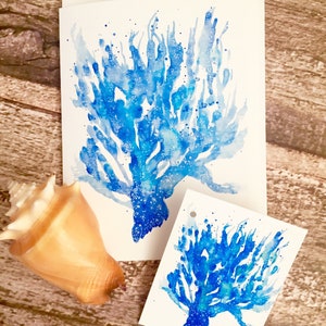 Carte de vœux d’illustration à l’aquarelle et étiquette cadeau assortie. Corail bleu fantaisiste. image 1
