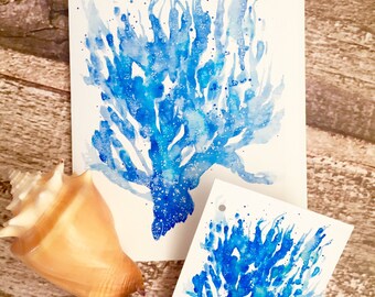 Carte de vœux d’illustration à l’aquarelle et étiquette cadeau assortie. Corail bleu fantaisiste.