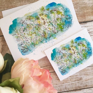 Carte de note d’illustration à l’aquarelle avec étiquette cadeau assortie. Nuances délicates de forêt verte image 1
