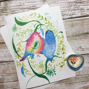 Carte de correspondance aquarelle. Petit oiseau rose dans le jardin d'amour