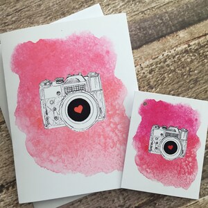 Carte de note d’aquarelle et étiquette de cadeau assortie. appareil photo vintage + coeur image 1