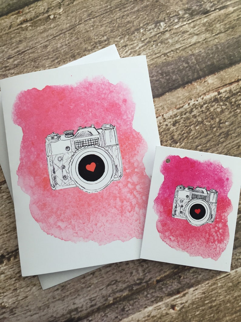 Carte de note d’aquarelle et étiquette de cadeau assortie. appareil photo vintage + coeur image 1