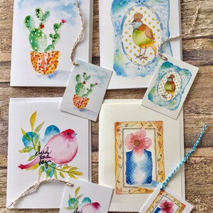 Ensemble de quatre cartes d'illustration aquarelle d'oiseaux, de fleurs, de cactus + étiquettes cadeaux assorties. Le printemps est dans l'air!