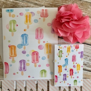Carte de voeux à l'aquarelle et étiquette-cadeau assortie. Arc-en-ciel de sucettes glacées