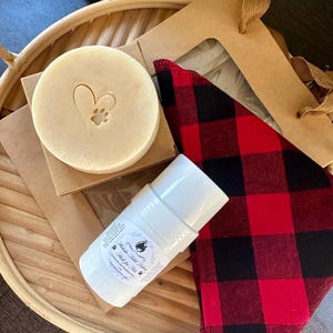 Set de regalo para el cuidado de mascotas: champú de leche de cabra, barra de loción y pañuelo a cuadros de búfalo.