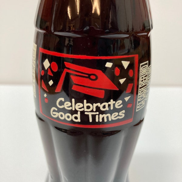 Coca Cola Coke Classic herdenking glazen fles voor de klasse van 2000 Vier goede tijden. Originele soda pop inhoud verzegeld binnenin.