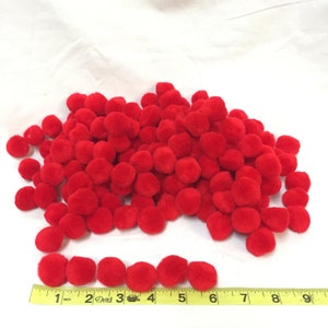 Lote de 100 bolas de pompom de acrílico de cor vermelha sólida de 1 &quot;de diâmetro.