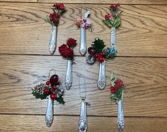 Jarrón de capullo de flor colgante en miniatura hecho de utensilio de metal hueco reciclado (mango de cuchara, cuchillo, etc.).  Incluye cadena y encanto suroeste.