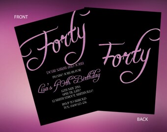 Puede incluir: Invitación negra y rosa con el texto "Forty" en una fuente cursiva. La invitación es para la fiesta de cumpleaños número 40 de Lisa. El texto incluye la fecha, la hora, la ubicación y la información de RSVP.