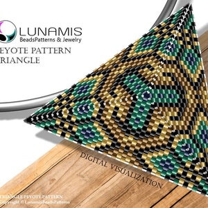 Könnte beinhalten: Eine digitale Visualisierung eines Peyote-Stich-Dreiecksmusters in schwarzen, goldenen, grünen und blauen Perlen. Das Muster trägt den Titel "Peyote Pattern Triangle".