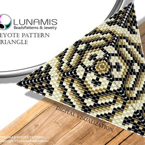 Può includere: Una visualizzazione digitale di uno schema di perline triangolare a punto peyote. Lo schema è nero, oro e bianco. Il testo "Peyote Pattern Triangle" e "Digital Visualization" è incluso nell'immagine.