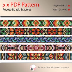 Op de afbeelding: Vijf kleurrijke kralenpatronen voor armbanden, elk met een ander geometrisch ontwerp. De patronen zijn gelabeld "5 x PDF Pattern Peyote Beads Bracelet" en "Peyote Stitch 0,58" (1,5 cm)".