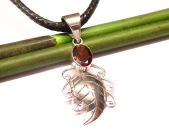 Pendant silver , motif " leaf " garnet , made of sterling silver handmade Bali , jewelry for women