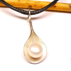 Pearl pendant genuine freshwater cultured pearl, sterling silver, flower motif
