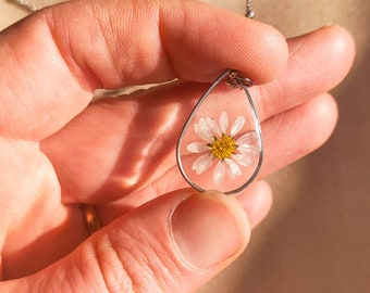 Real Daisy Pressed Flower Gold Necklace for woman, birthday gift for daughter, Botanical Fairy Tale jewelry, Unique gift for sister friend