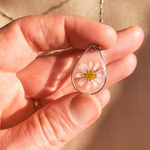 Real Daisy Pressed Flower Gold Necklace for woman, birthday gift for daughter, Botanical Fairy Tale jewelry, Unique gift for sister friend