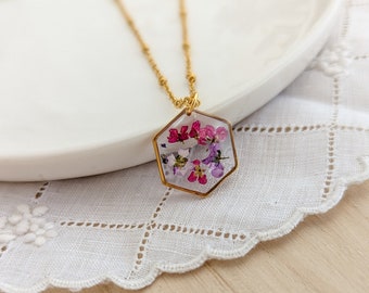 Delicate Queen Anne's Lace Necklace - Golden Stainless Steel - Feminine Botanical Jewelry - Preserved Flower Pendant