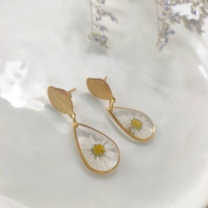 Pressed flower earrings, daisy jewelry, Botanical earrings, unique gift for Sister, anniversary gifts image 1