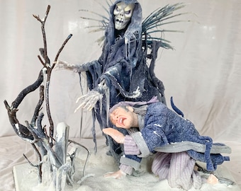 Handgemaakte sculptuur van Scrooge met geest op kerkhof: A Christmas Carol Art
