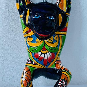 Handgeschilderde talavera-aap: kleurrijk decor van Mexicaanse volkskunst