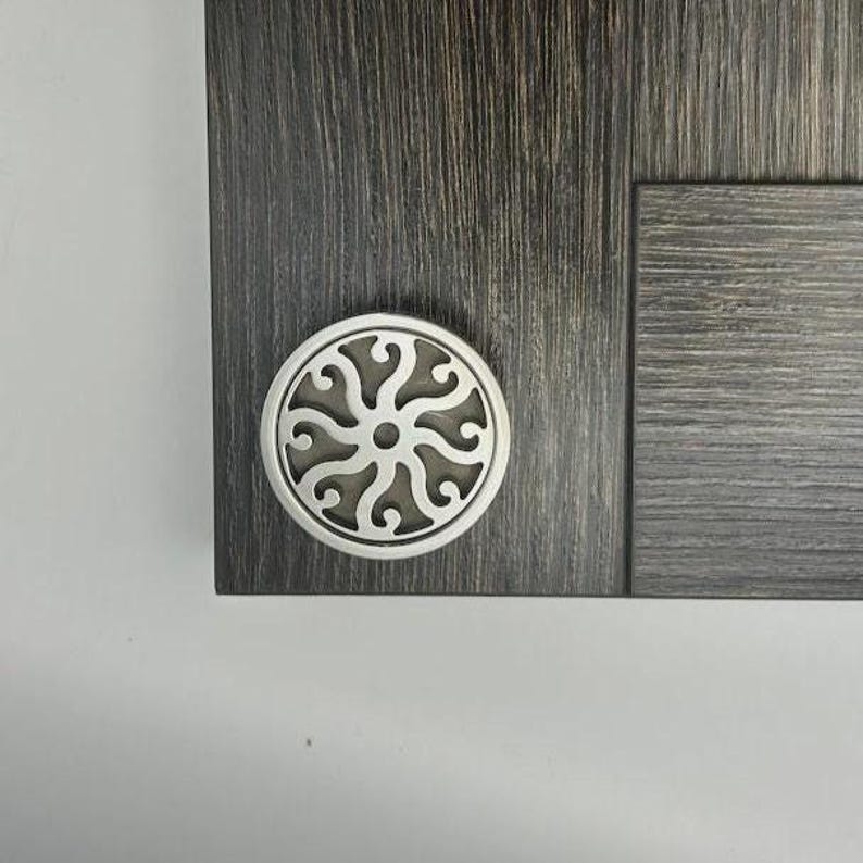 Drawer Knobs & Pulls | Classic Eight Scrolls Design by Designer Drains bild 3