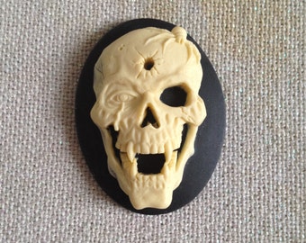 Vampire Skull Cameo Needle Knack
