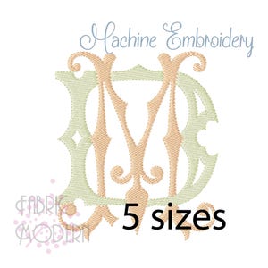 Peut inclure: Un motif de broderie machine représentant un monogramme entrelacé des lettres D et M. La lettre D est brodée en vert sauge clair, tandis que la lettre M est brodée en couleur pêche douce. Le texte Machine Embroidery et 5 sizes est visible.