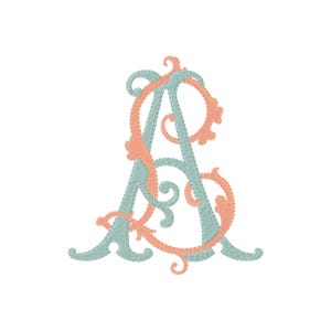 Può includere: Un monogramma ricamato che presenta la lettera A in un colore azzurro con un motivo a punto testurizzato. La lettera è intrecciata con volute floreali decorative color pesca che si curvano attorno alla struttura del carattere.