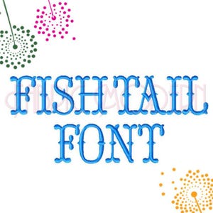Może przedstawiać: Tekst FISHTAIL FONT jest wyświetlany w stylu jasnoniebieskiego haftu. Nad tekstem znajdują się zielone i różowe wzory w kropki. Pod tekstem znajduje się pomarańczowy wzór w kropki na jednolitym białym tle.