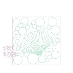 Può includere: Un disegno per ricamo a macchina color verde menta chiaro che presenta una conchiglia centrale a forma di ventaglio circondata da contorni di bolle circolari di varie dimensioni. Il testo FABRIC MODERN è stampato in rosa chiaro in basso.