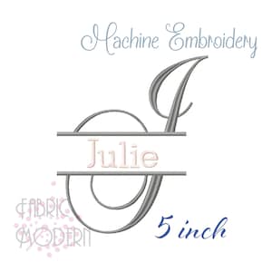 Puede incluir: Un diseño de bordado a máquina que presenta una letra J cursiva grande y gris con una división horizontal en el centro. El nombre Julie está bordado en rosa claro dentro de la división. El texto Machine Embroidery y 5 inch es visible.