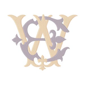 Puede incluir: Un monograma bordado que presenta las letras A y V entrelazadas. La letra A está realizada en hilo color crema claro, mientras que la letra V está bordada en hilo color lavanda suave, ambas con intrincados remates decorativos en las letras.
